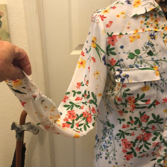 Shirt with floral design size large - Picture 2 of 6